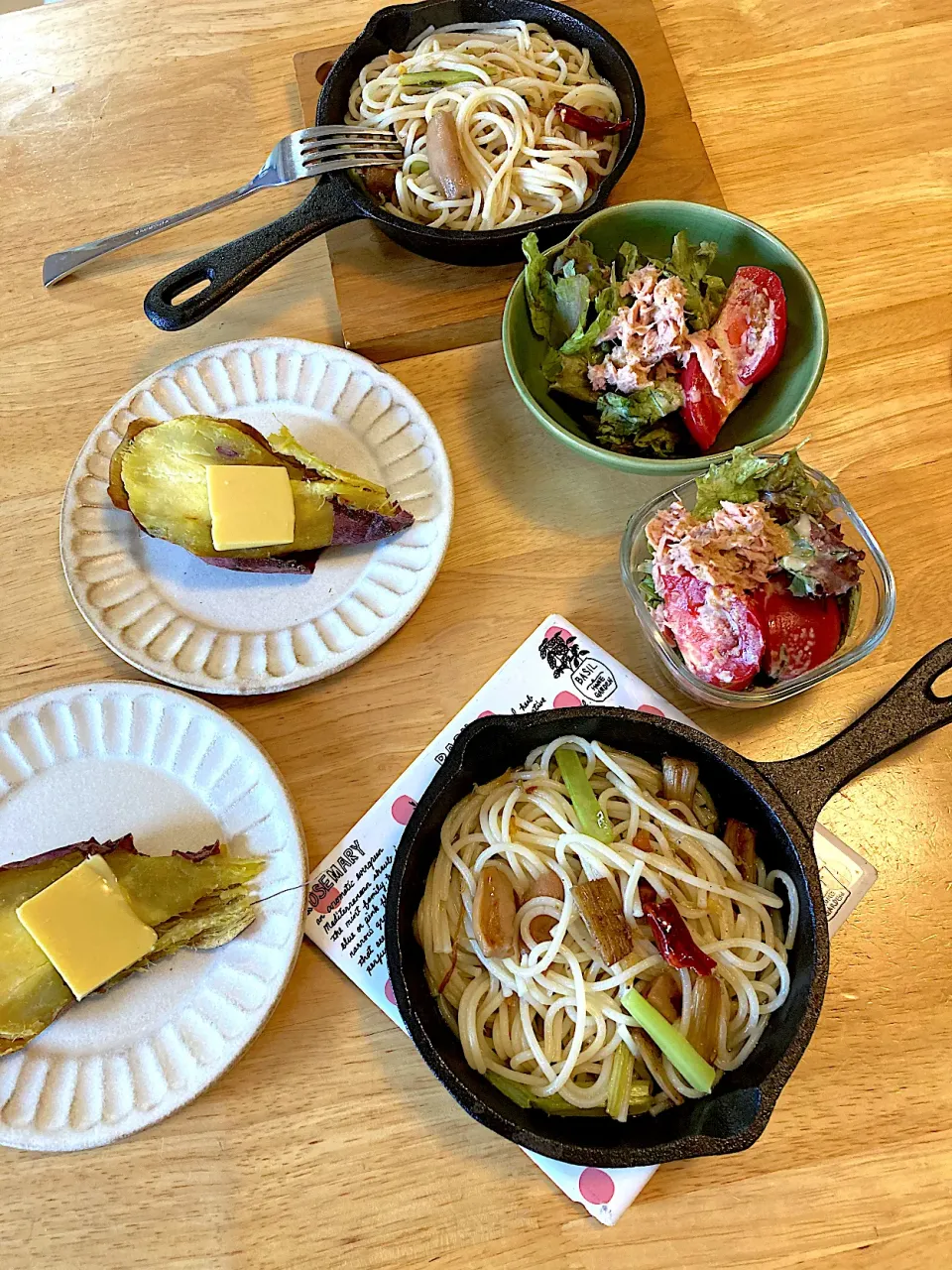 しめじ、ウインナー、小松菜のペペロンチーノ🌶、サラダ、焼き芋ハニーバター|さくたえさん