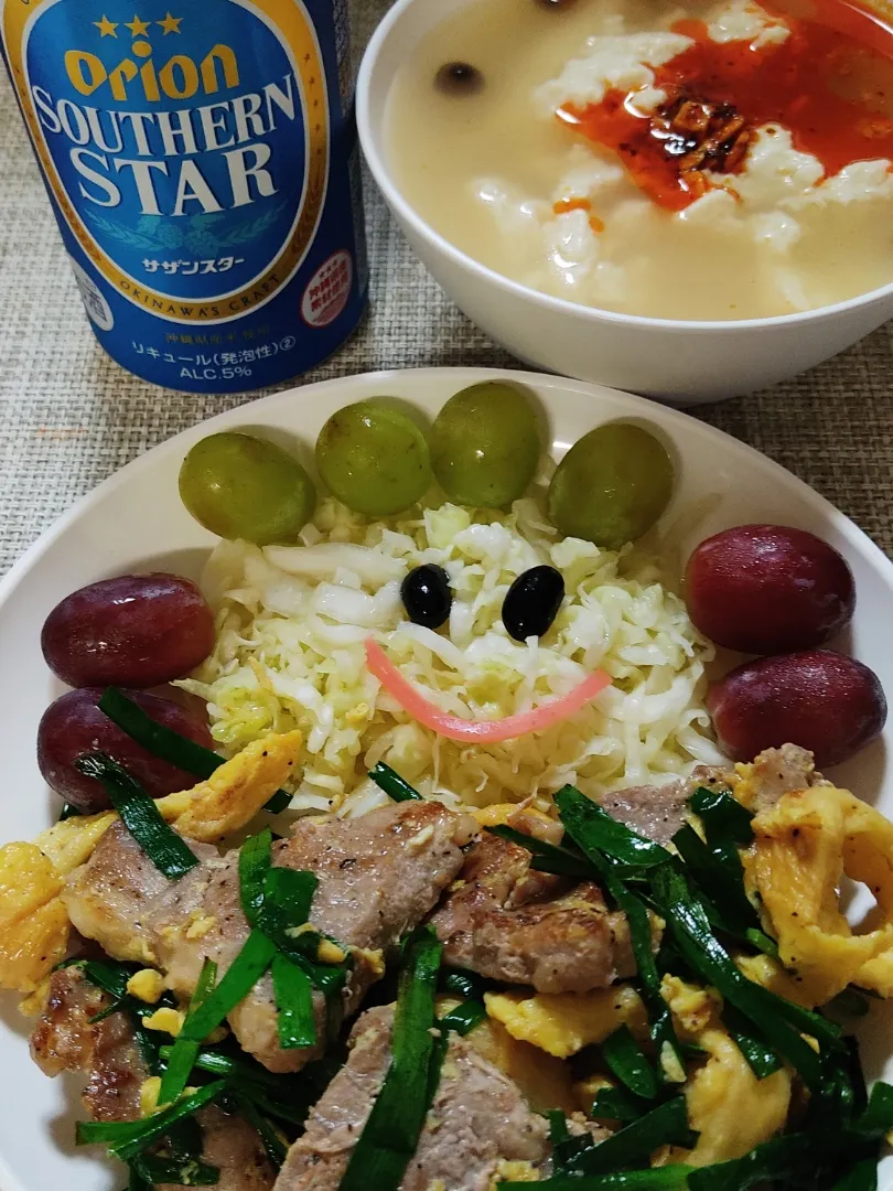 Snapdishの料理写真:豚肉多めのフーチャンプルー

ポークではなく、黒胡椒をまぶした豚肉のフーチャンプルーです。
ニンニクを多めにしたので、食欲が溢れだしています。
しかし、このニンニク臭って完全消滅まで16時間かかるそうな。
ま、いっか。|Rピージャーさん