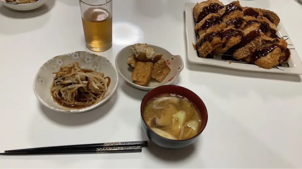 晩御飯。今日も作り置き活用。☆タラカツ☆厚揚げの炊いたん☆もやしの中華和え☆みそ汁（白菜、白ネギ、きのこミックス、揚げ）|Saharaさん