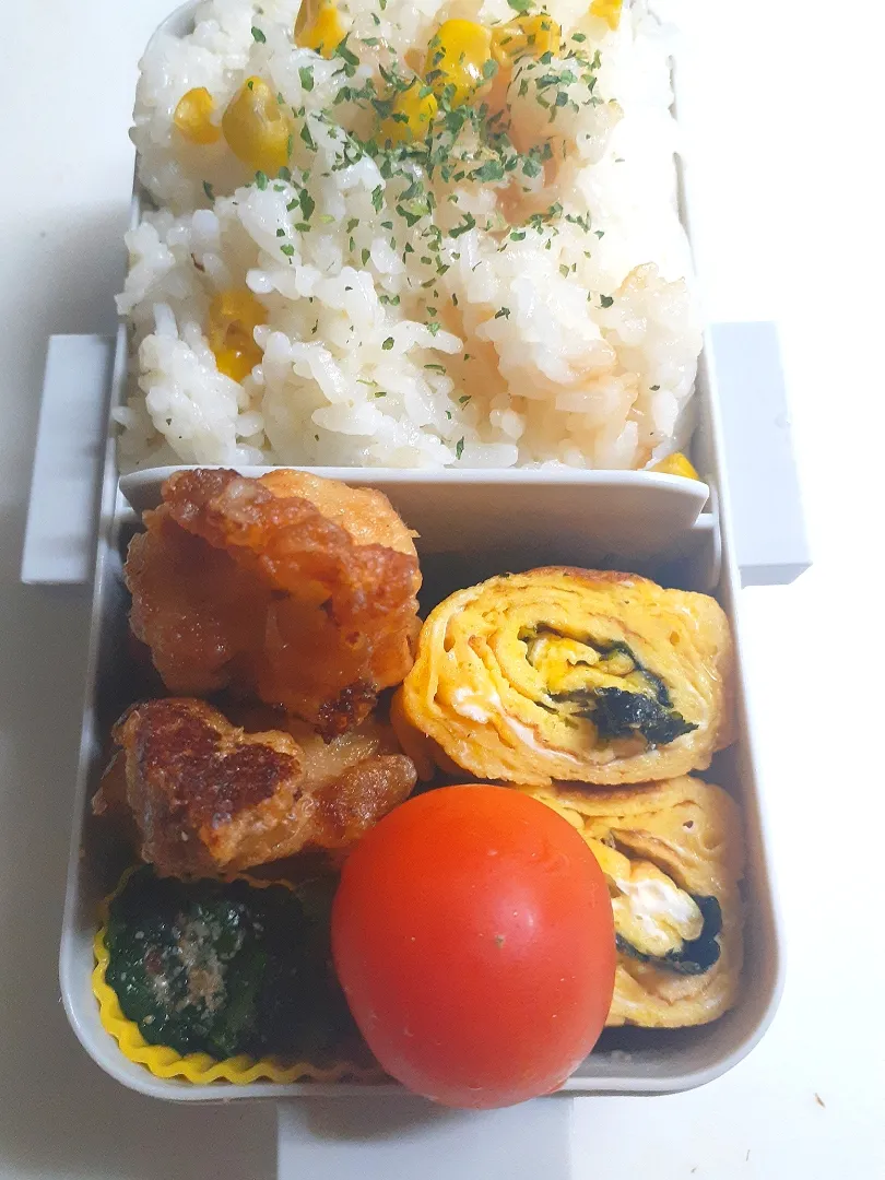 ☆中学生弁当☆バターコーンピラフ、海苔卵焼き、唐揚げ、ほうれん草胡麻和え、ミニトマト|ｼｮｺﾗさん