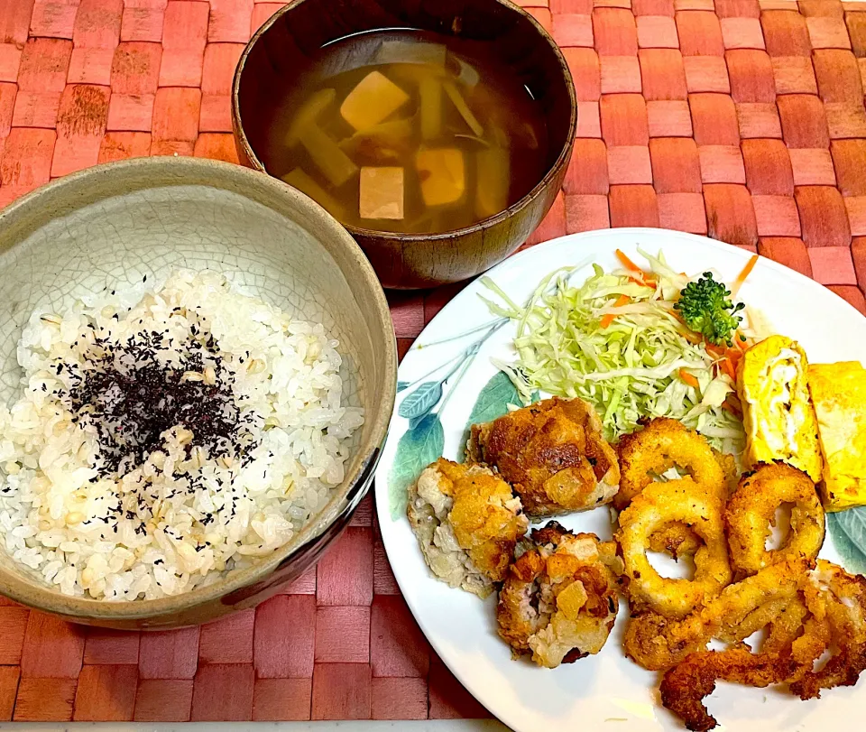 Snapdishの料理写真:中学生息子のお昼ご飯🍚 イカカツといかのしんじょうご飯🦑🍚|Snow10さん