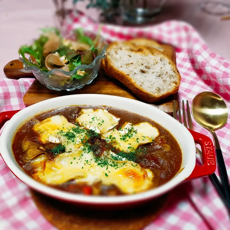 Snapdishの料理写真:先生の真似っこして💗
ブリーをのせた焼きカレー
作ってみました🙌|yukaringoさん