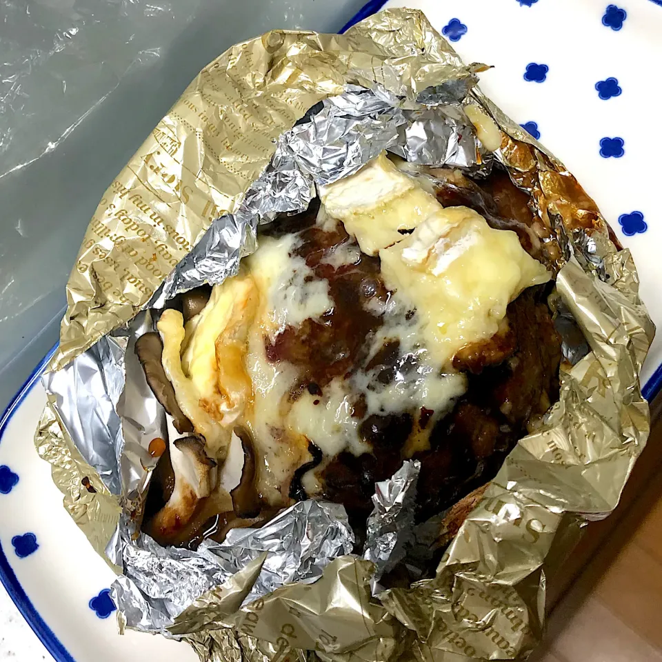 Snapdishの料理写真:ブリーチーズdeホイル焼きハンバーグ|ラブリー心愛さん