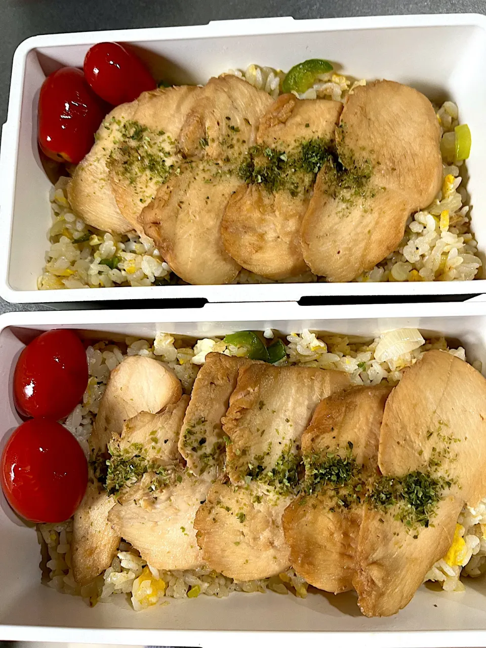 鶏胸肉焼豚乗せ炒飯弁当。トマトピクルス添え。|ちーさん