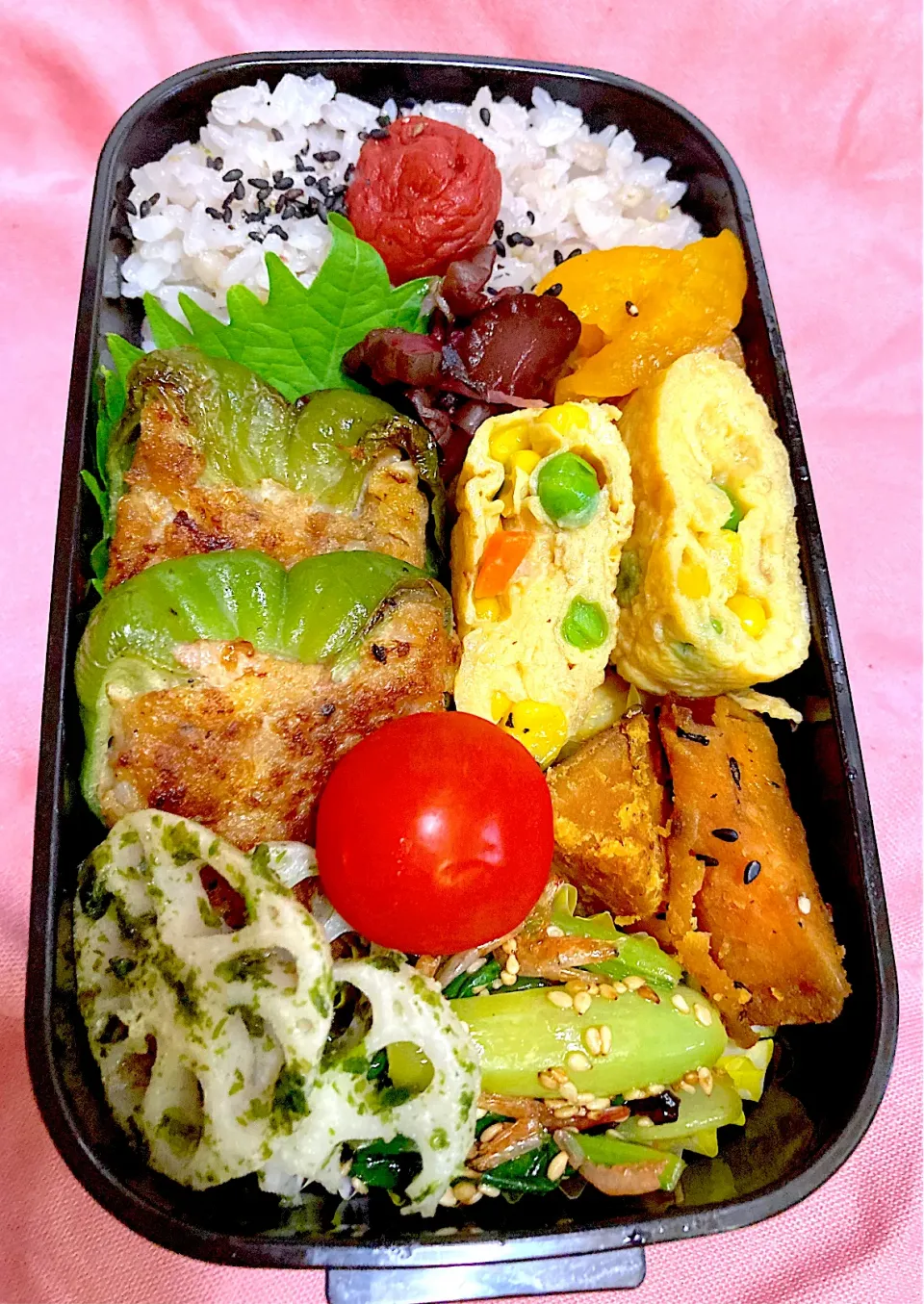 Snapdishの料理写真:ピーマン肉詰め弁当。レンコンの塩バター青のり、ミックスベジタブル入り卵焼き、大学芋ご飯があまり見えていませんが、150gいつも入っています。|ナタママさん