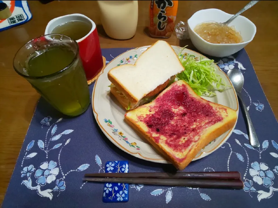 コロッケサンドイッチとトーストとところてん(昼飯)|enarinさん