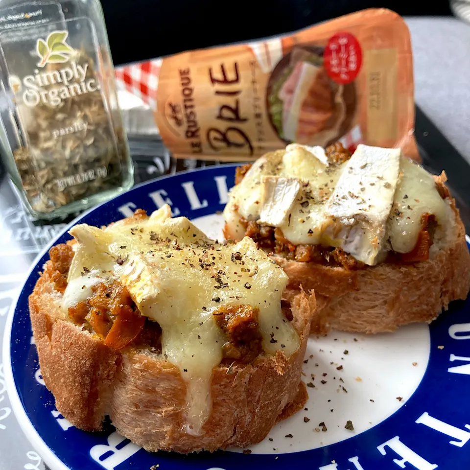 Snapdishの料理写真:ブリーチーズのせカレートースト🧀|ららさん