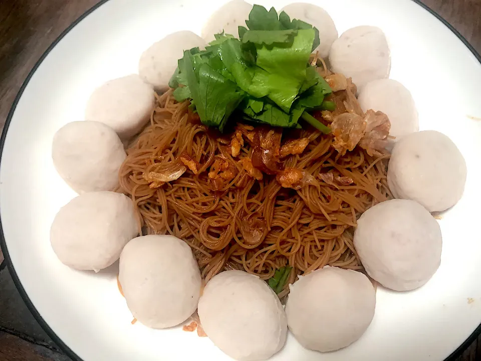 Noodles mix with sauce and pork ball|Patchanaraさん