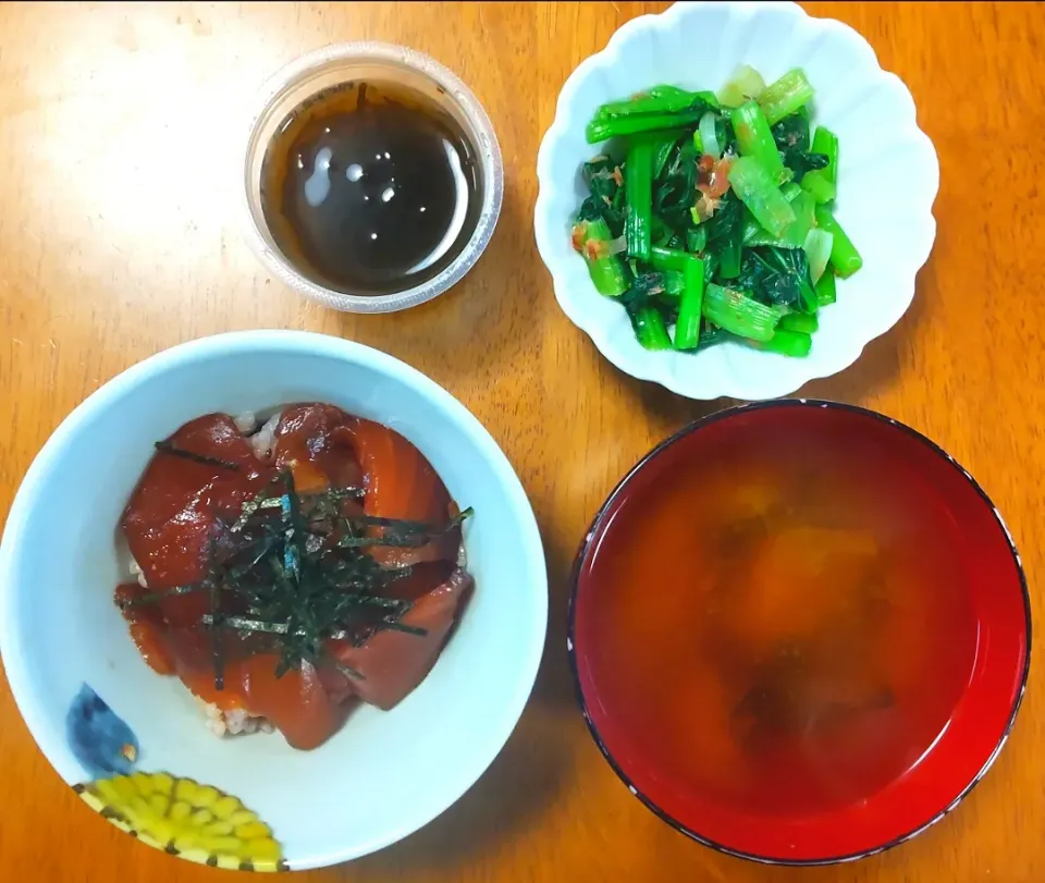 2022 1012　鮪の漬け丼　小松菜のおひたし　もずく　なめことわかめのお味噌汁|いもこ。さん