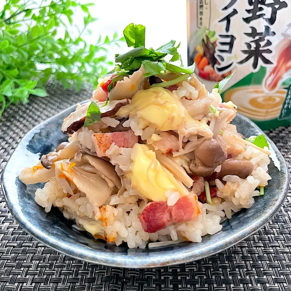 たっぷりきのこ🍄と生ベーコンのトロ～リチーズ炊き込みご飯です～🍇🍁🍂🐿🌕|sucreroomさん