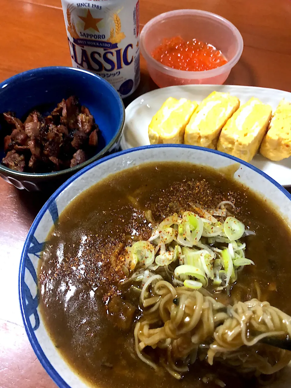 Snapdishの料理写真:自家製手打ち 飛騨牛カレー蕎麦&知床斜里産 銀毛の卵で作った塩イクラ&だし巻き玉子&砂肝炒め|Miekoさん