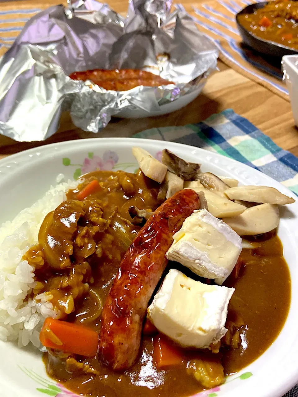 お夕飯。カレーライス🍛ルルスティックブリー乗せ。|renharuruさん