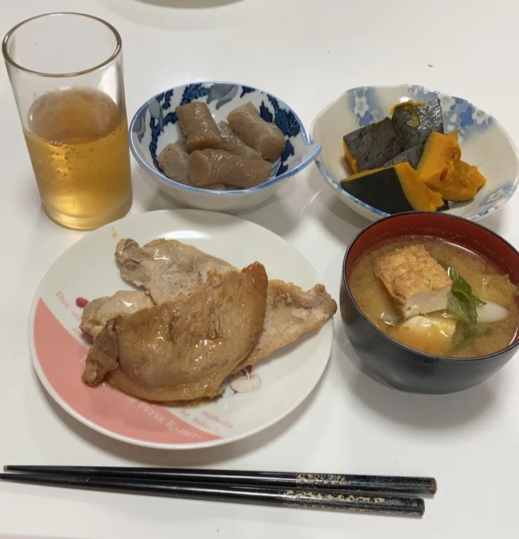 晩御飯( ^ω^ )☆豚の生姜焼き☆ねじり蒟蒻の炊いたん☆南瓜の炊いたん☆みそ汁（キャベツ、厚揚げ、白ネギ）|Saharaさん