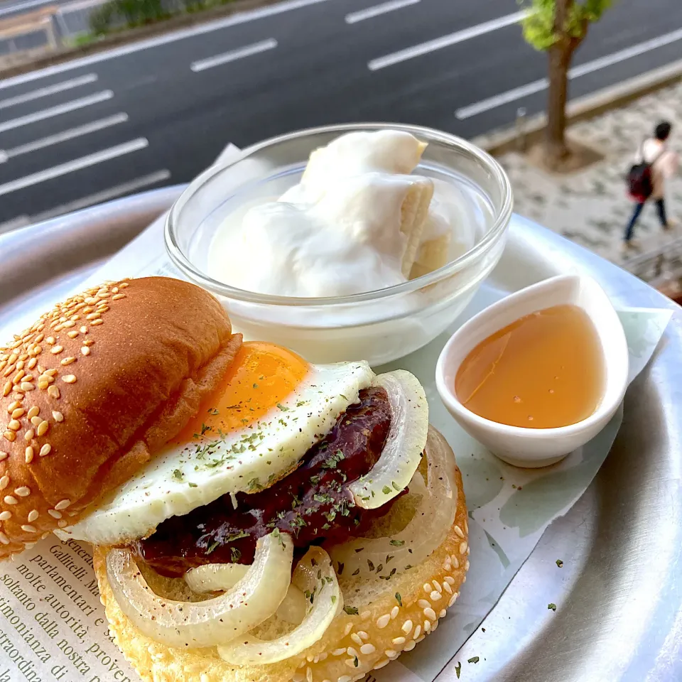 Snapdishの料理写真:朝ごはんは自家製ハンバーグをハンバーガーに。|Kさん