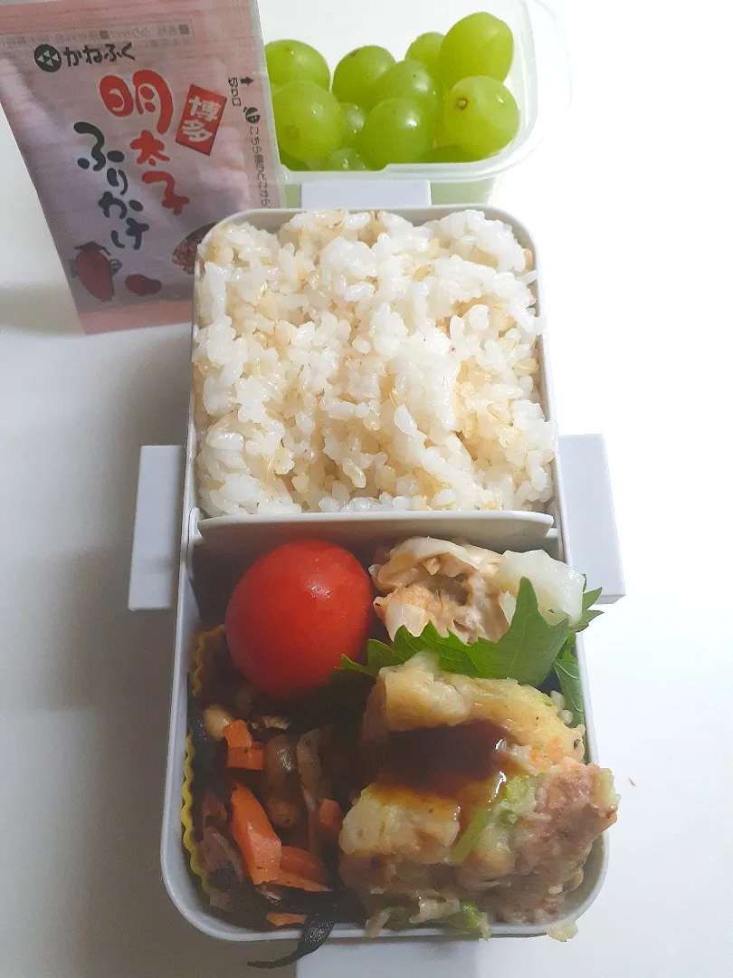 ☆中学生弁当☆玄米入りごはん、振りかけ、ひじき、お好み焼き、焼売、ミニトマト、マスカット|ｼｮｺﾗさん