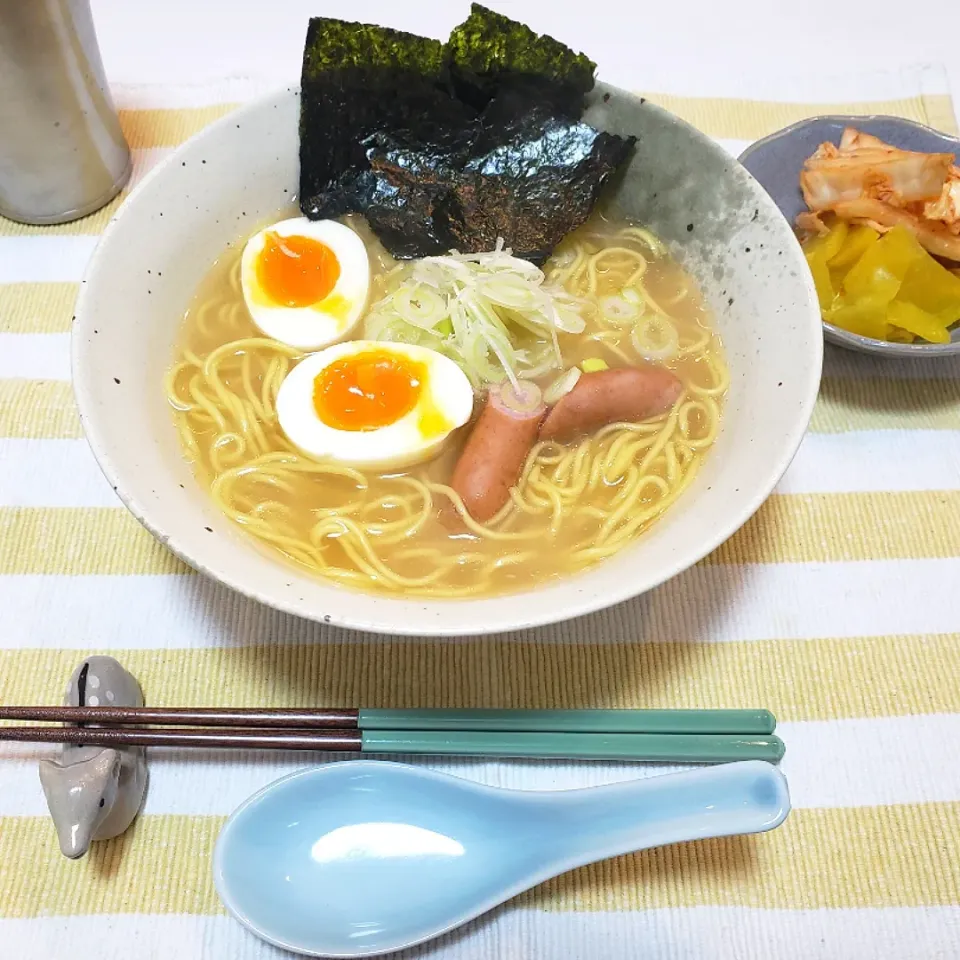 Snapdishの料理写真:ひとり暮らしの夜ご飯
即席ラーメン|keeijnsさん