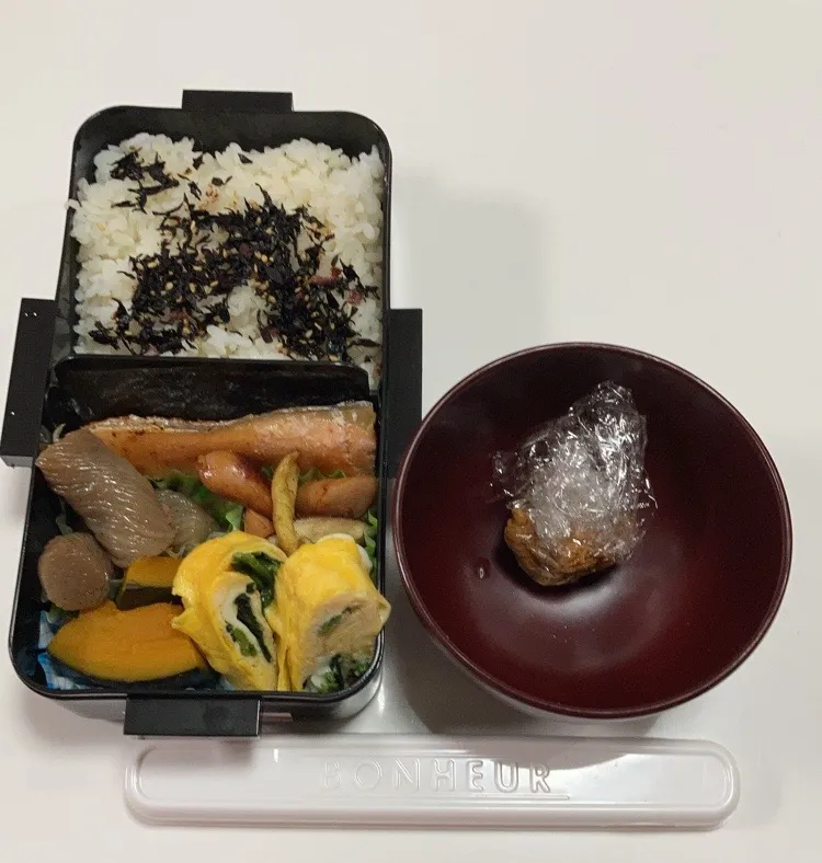 Snapdishの料理写真:パパ弁☆ねじり蒟蒻の炊いたん☆南瓜の炊いたん☆ほうれん草入り卵焼き☆鮭☆ウインナーときのこミックスのカレーマヨソテー☆みそ玉|Saharaさん