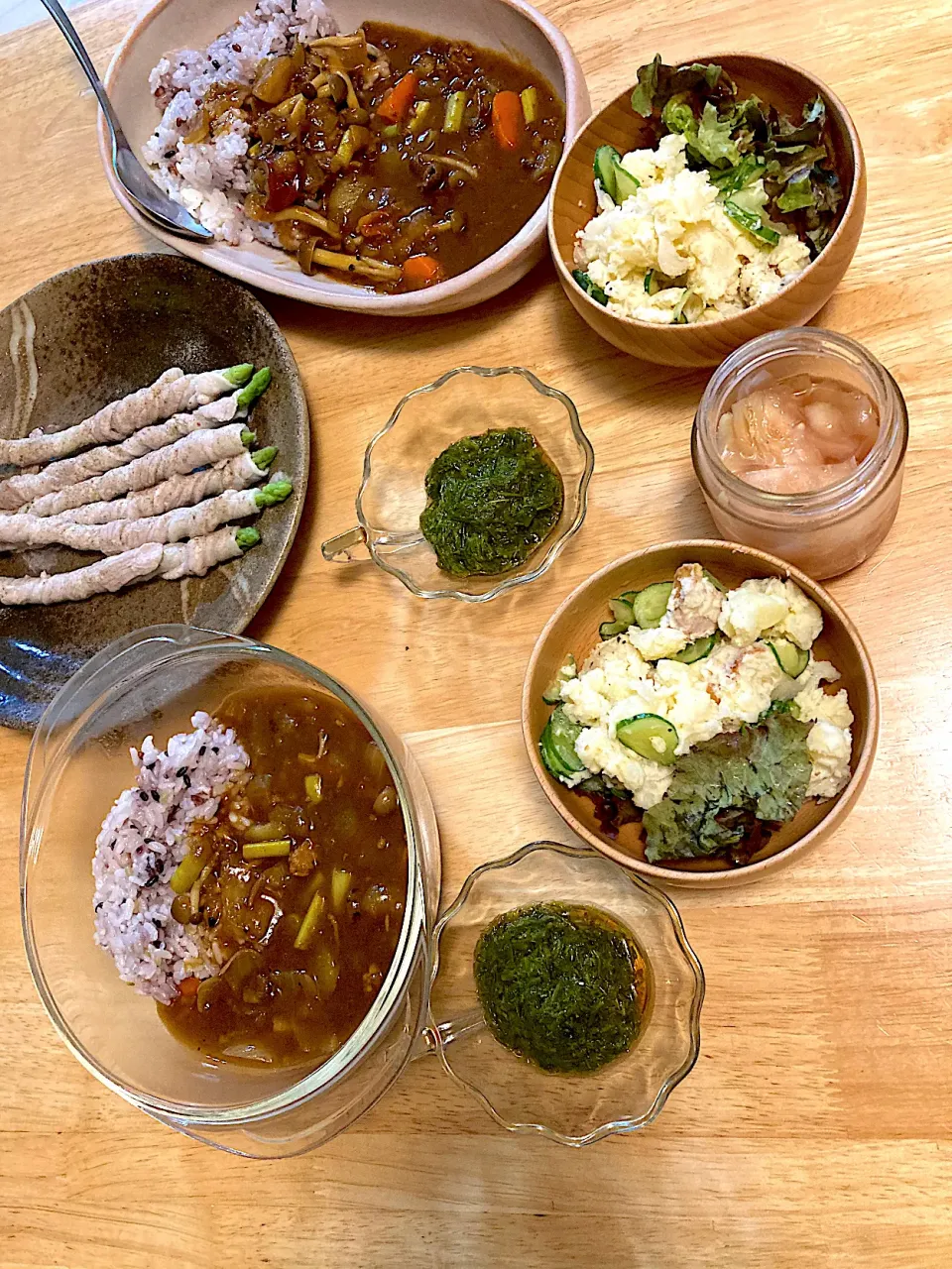 Snapdishの料理写真:牛すじカレー、アスパラガスの豚バラ巻き、あかもく、ポテトサラダ、自家製ガリ😋|さくたえさん