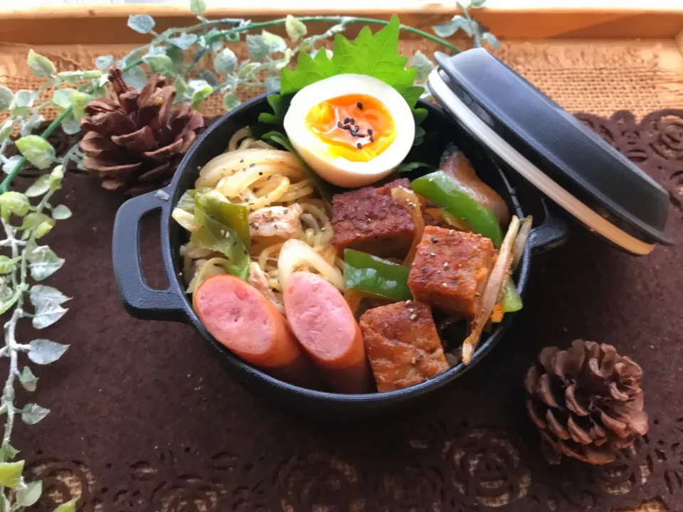 からちゃんの塩焼きそばとマルシンハンバーグのケチャ炒め♡弁当|まなまな♡さん