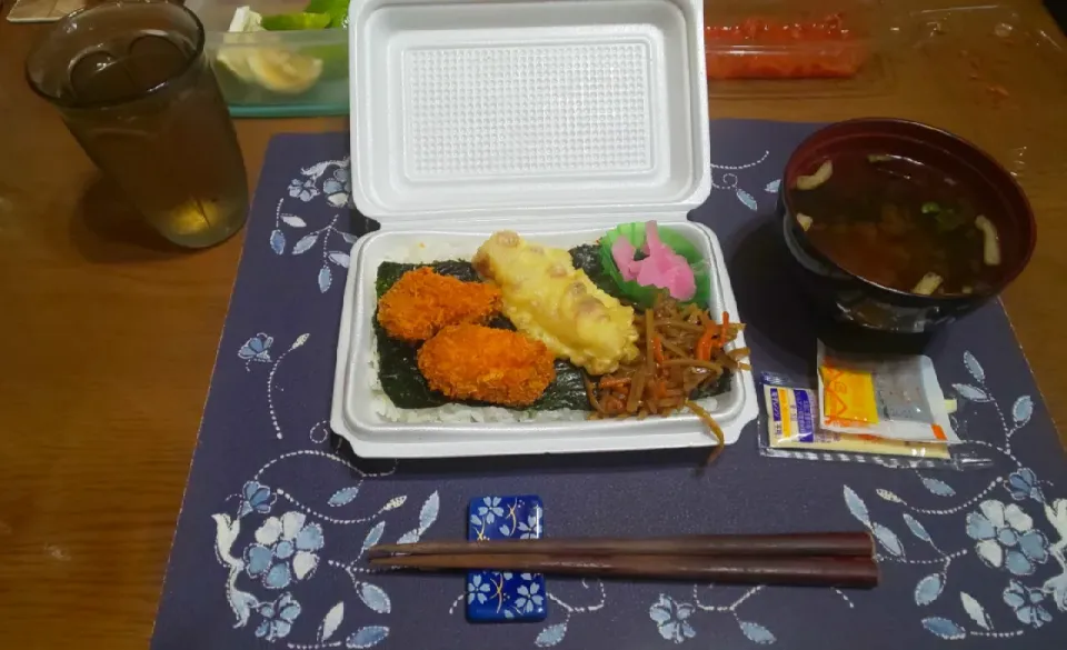 Snapdishの料理写真:カキフライのり弁(どんどん弁当。昼飯)|enarinさん