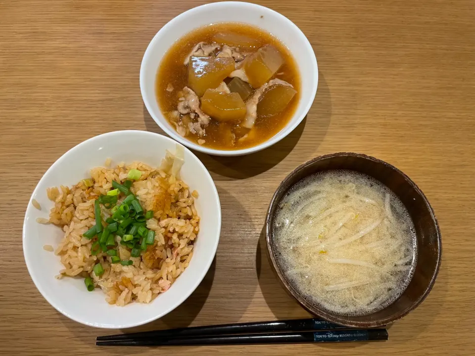 Snapdishの料理写真:今日の晩飯 冬瓜と豚バラあんかけ 昨日の角煮で余った汁で炊き込みご飯 もやし味噌汁|おーたたくとさん