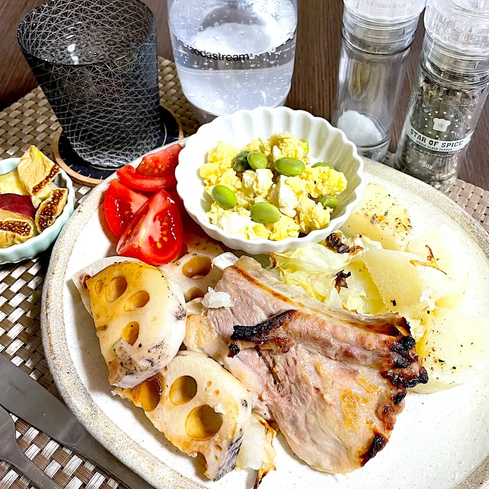 Snapdishの料理写真:10/19晩ご飯：スペアリブのレモン塩麹グリル|ななみんさん