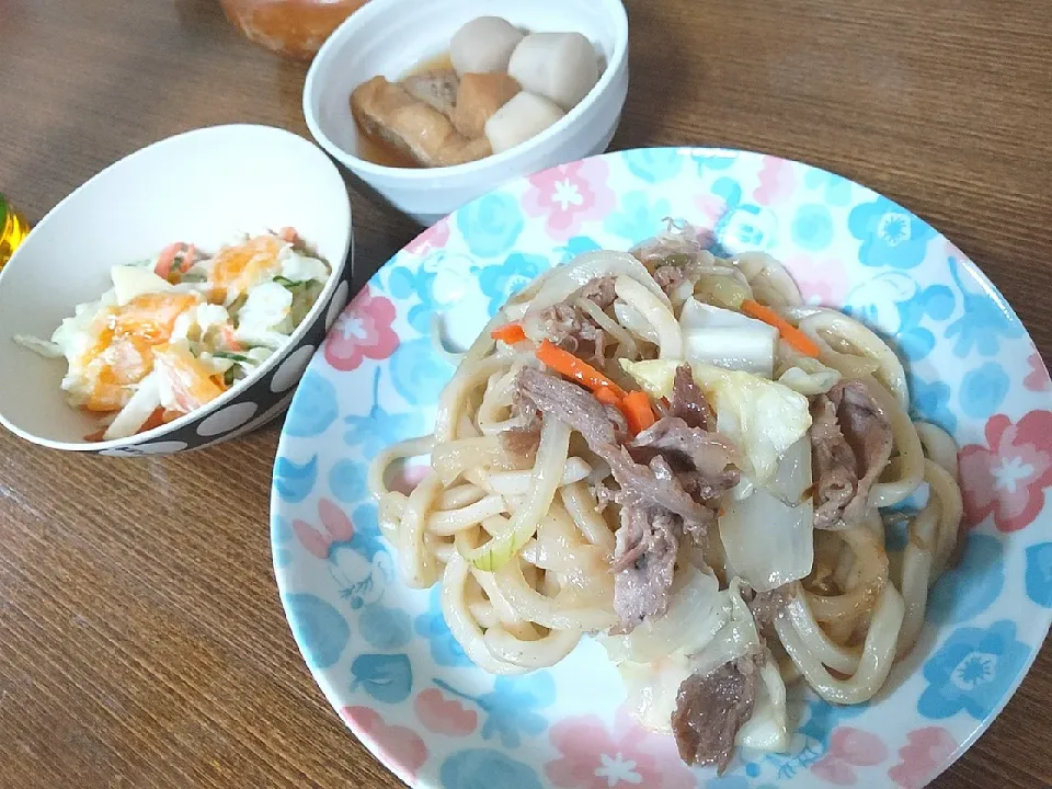 Snapdishの料理写真:焼きうどん
りんごと柿のヨーグルトサラダ
里芋と揚げの煮物|尚さん