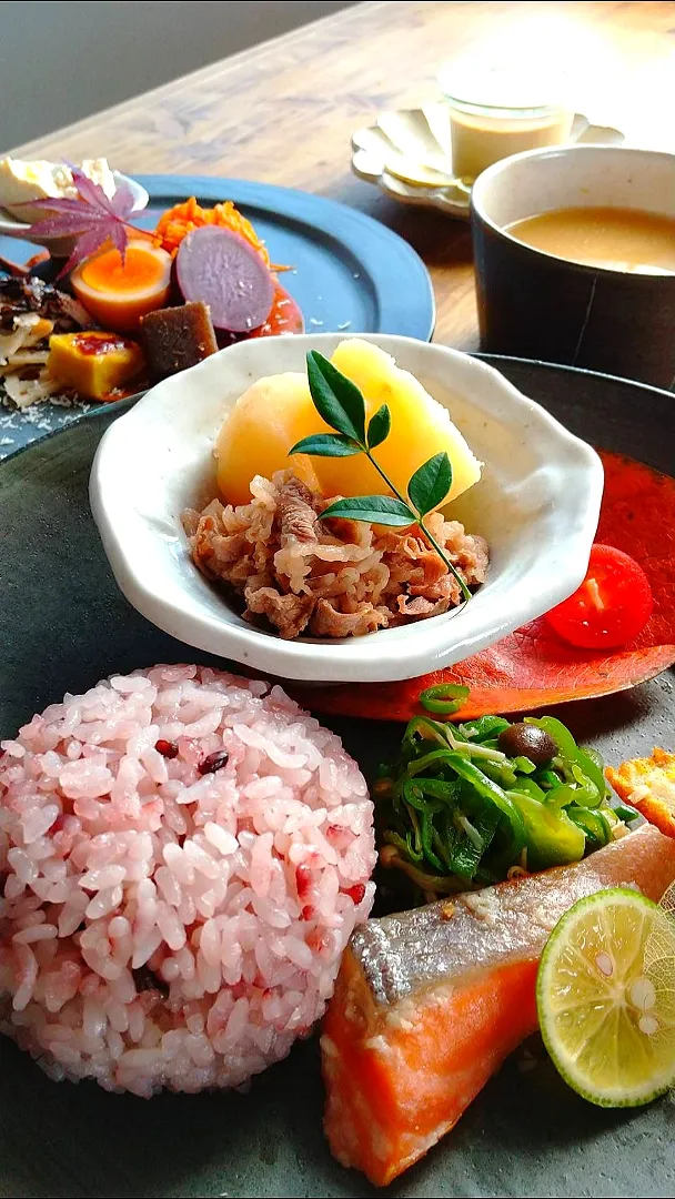 近江牛の肉じゃがと塩麹鮭のグリルのプレートです☺️|凪晴食堂さん