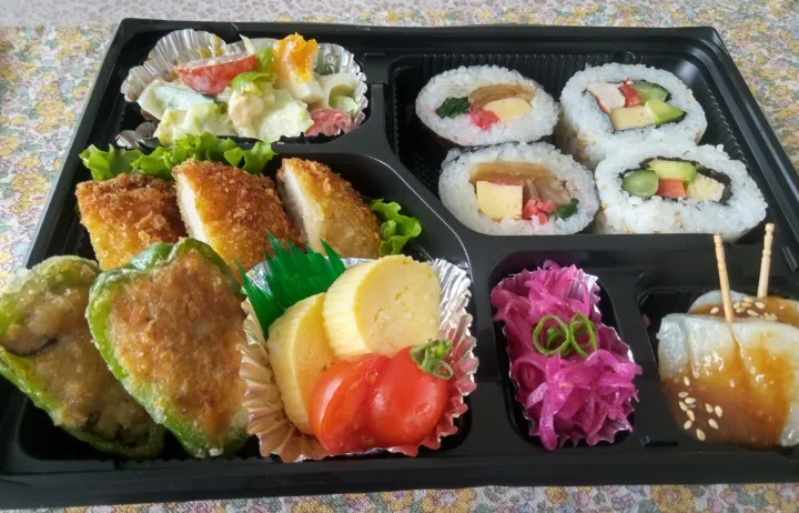 Snapdishの料理写真:ランチ会の
お持ち帰り用のお弁当|よもむぎさん