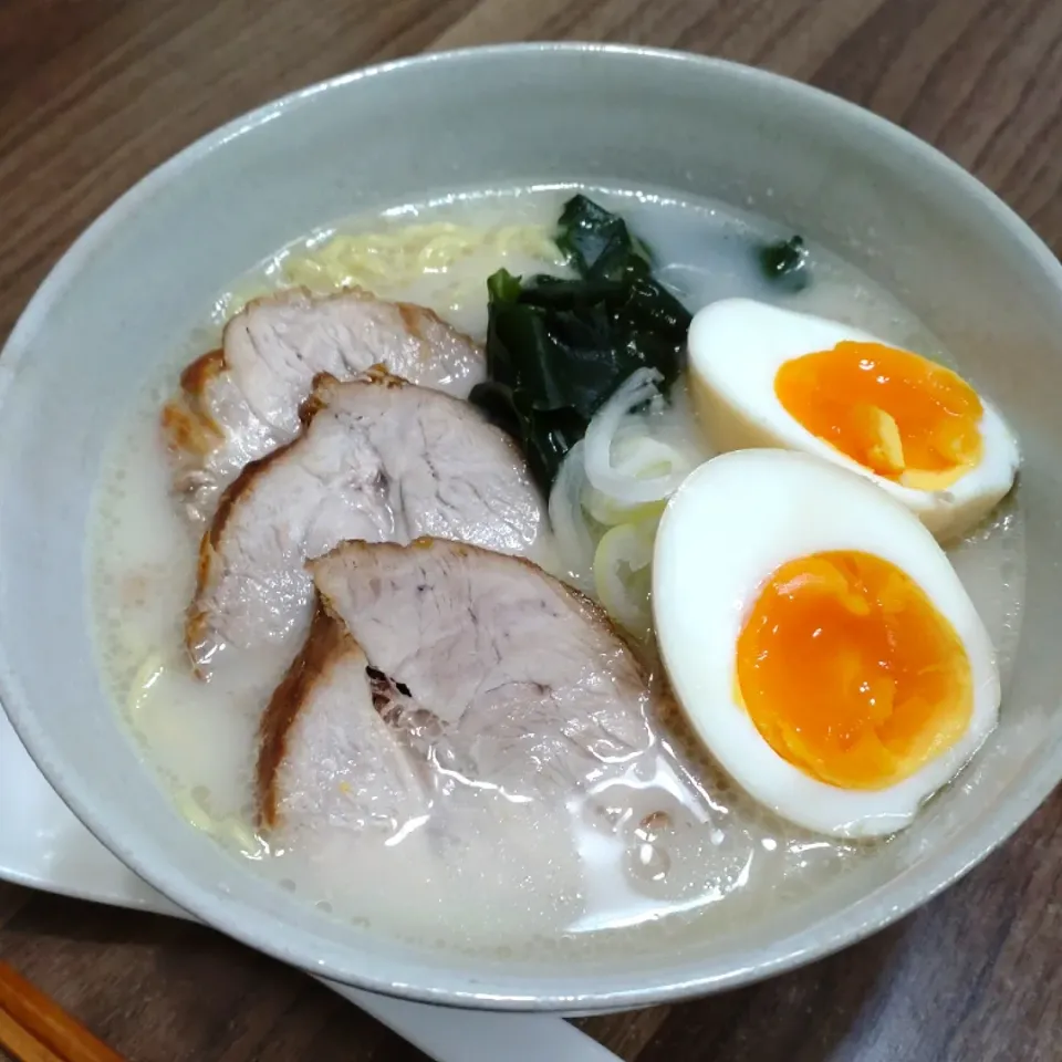 自家製チャーシューで豚骨ラーメン|ゆりちさん