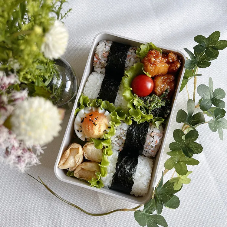 Snapdishの料理写真:10/20主人のおにぎり弁当✨🍃|Makinsさん