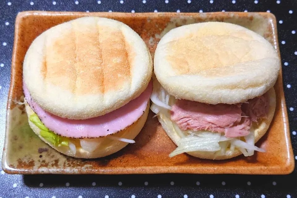 Snapdishの料理写真:今日の朝ごはん（パストラミ、ツナのイングリッシュマフィンサンド）|Mars＠釜飯作り研究中さん