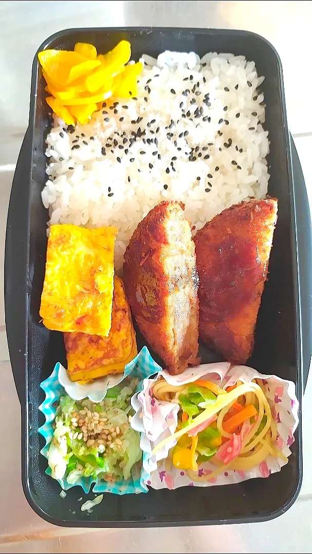 旦那弁当　2022/10/20

メンチカツ
玉子焼き
シーフードペロンチーノ
キャベツのゴマドレあえ|ユキヨメ♪さん