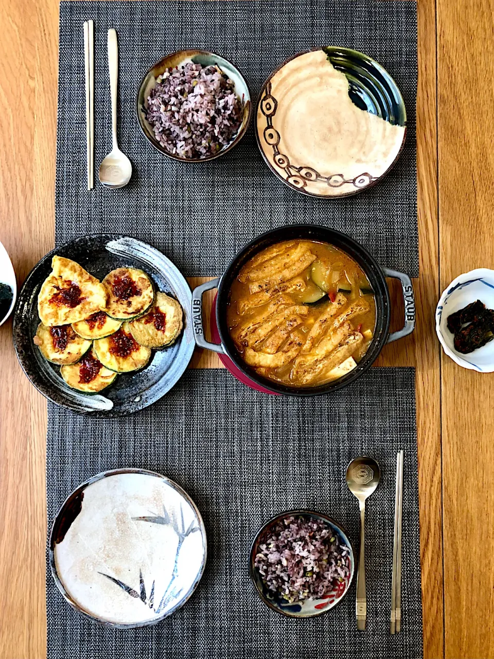 旦那作　テンジャンチゲ定食のあさげ🍚🇰🇷　この時期、新米が美味し過ぎて朝からついがっつり行っちゃいますね💦　テンジャンチゲ、韓国カボチャの代わりにズッキーニのジョン、韓国海苔、ネギキムチ|BUBUさん