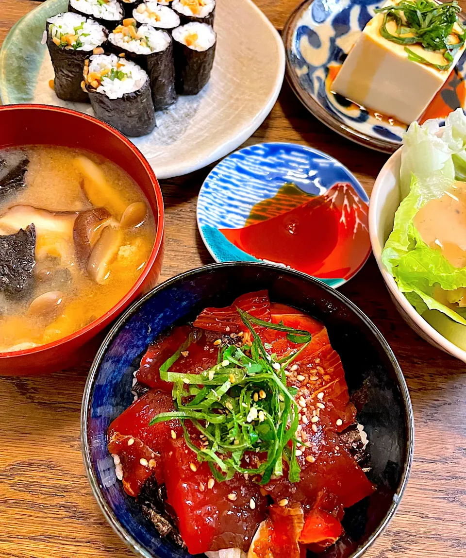 Snapdishの料理写真:マグロの漬け丼、納豆巻き❗️|Masamiさん