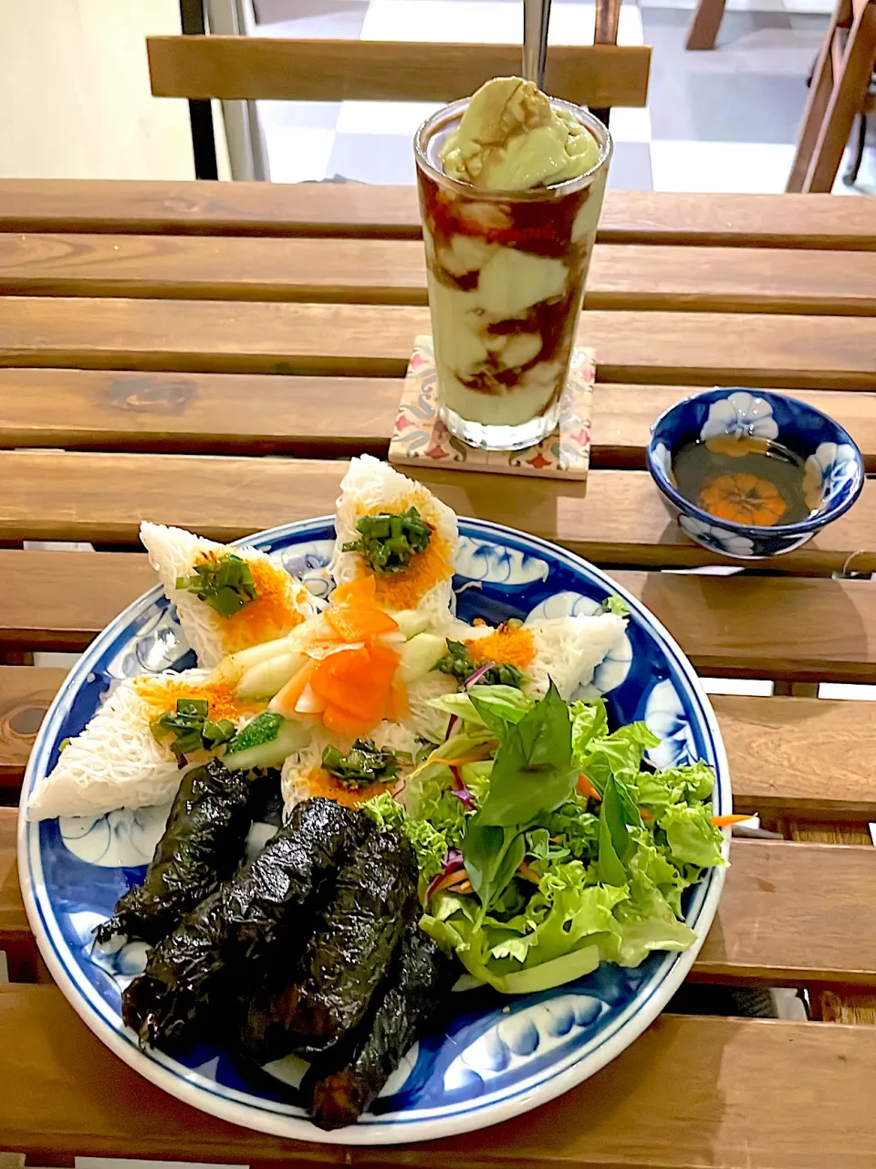 Super Thin Vermicelli With Grilled Beef in Betel Leaf (Bánh Hỏi Lá Lốt)。Avocado Coffee|270w178bさん