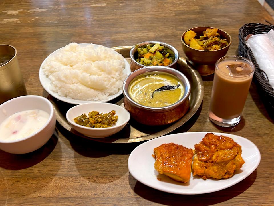 ネパールの国民的朝食“ダル・バート&タルカリ”＋ネパール風焼鳥“チキン・ティカ”