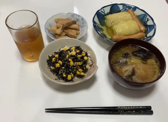 晩御飯は作り置きとか冷凍品とか色々活用。☆ロールキャベツ（カレー風味）☆ひじきサラダ（コーン、卵、胡麻ドレ）☆アブラカレイの煮物☆みそ汁（揚げなす、白菜、白ネギ）|Saharaさん