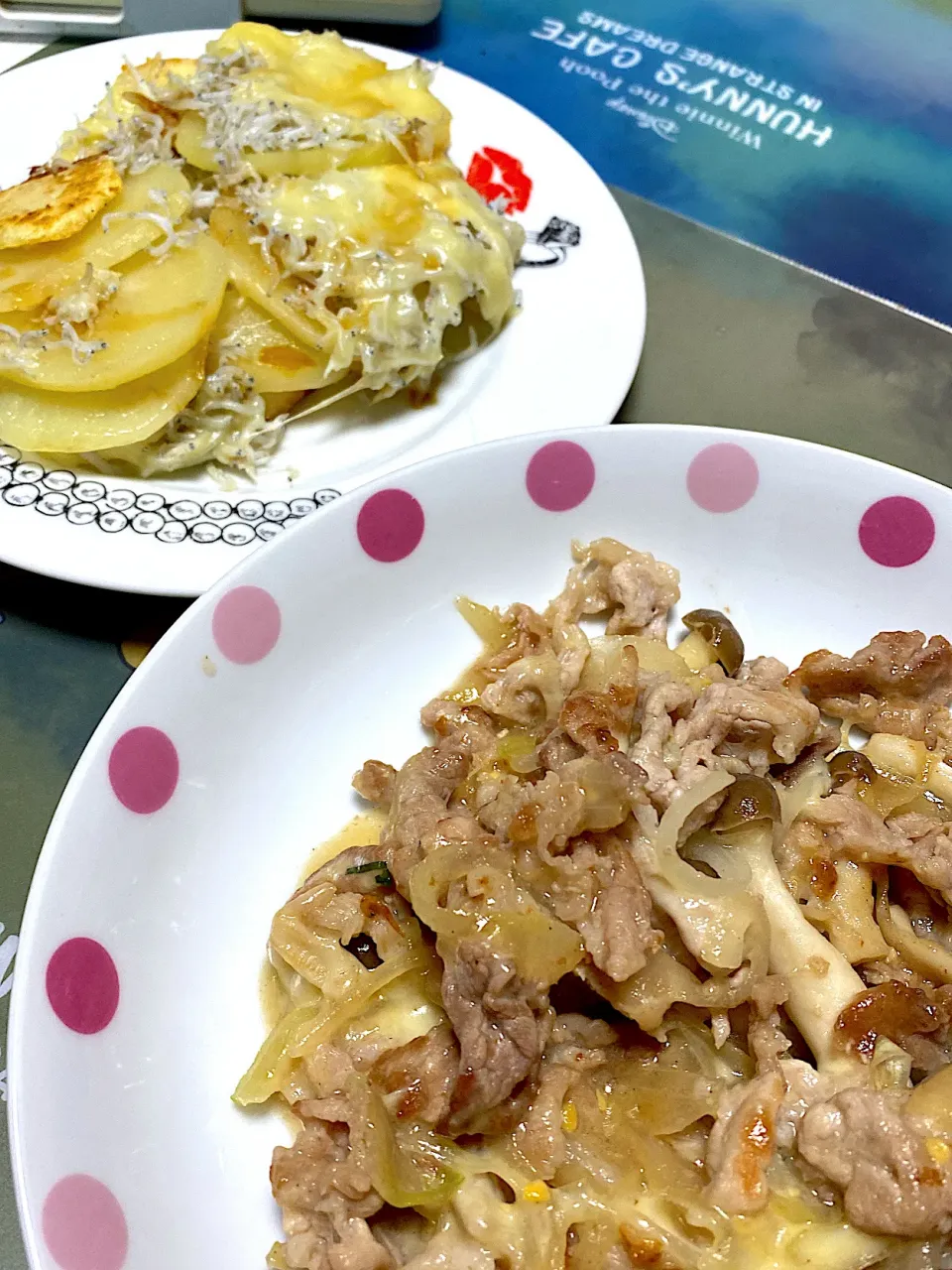 豚肉としめじの味噌チーズ焼き、じゃがいもとしらすのチーズ焼き|kaaaaaさん