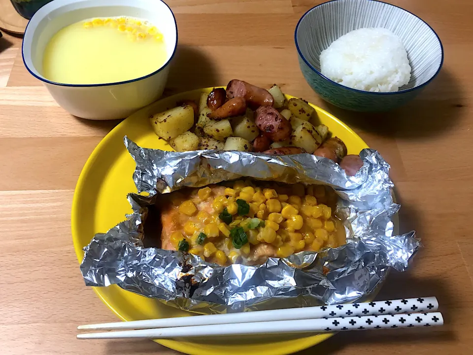 Snapdishの料理写真:鮭とコーンの味噌バターホイル焼き|saknさん