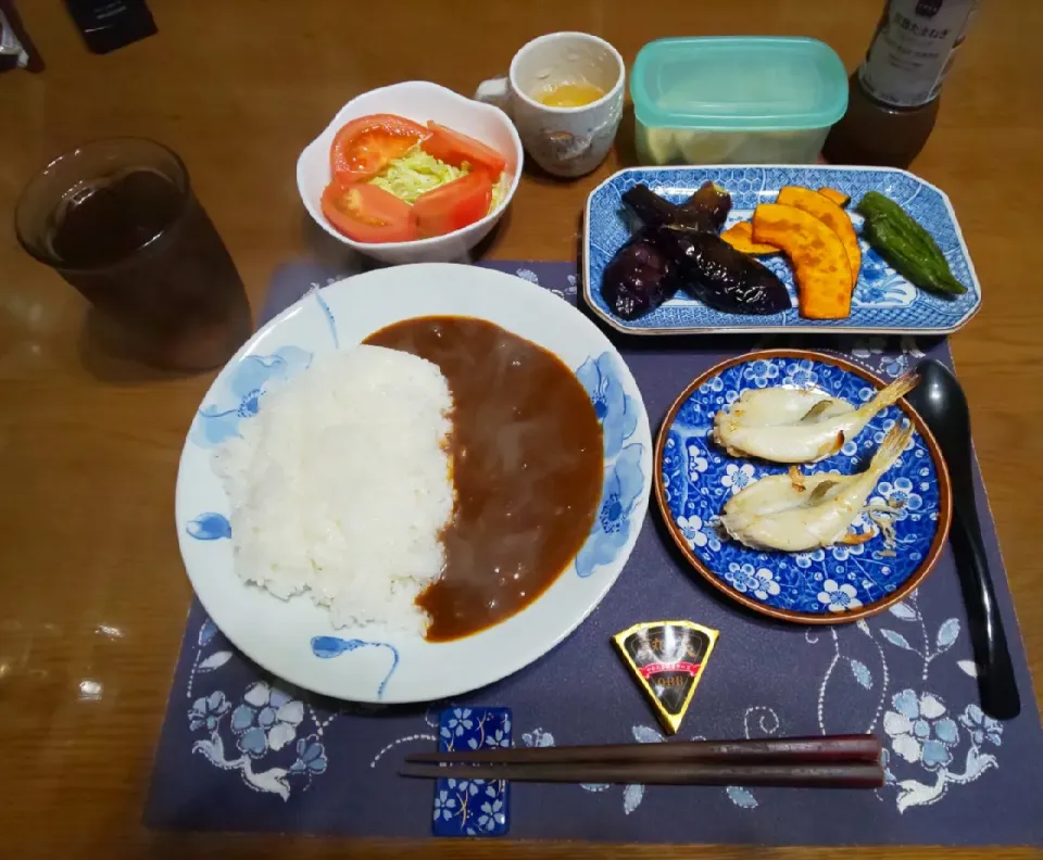 カレーライスとトッピングの素揚げとふぐの一夜干しの網焼きとサラダ(夕飯)|enarinさん