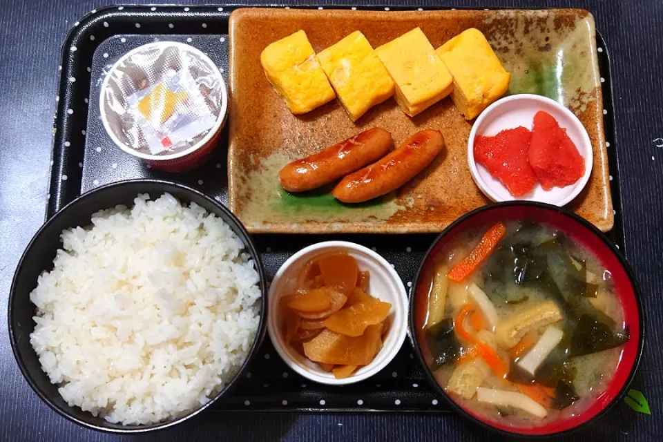 今日の朝ごはん（ごはんに玉子焼き・ソーセージ・赤からの辛子明太子、納豆、白味噌の味噌汁、つぼ漬）|Mars＠釜飯作り研究中さん