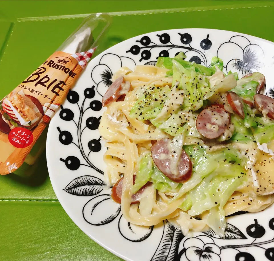 ブリーチーズとキャベツとソーセージのパスタ🍝|naoさん