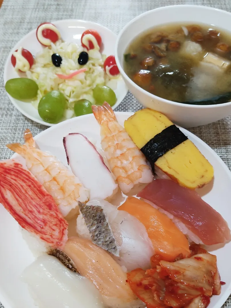 Snapdishの料理写真:お寿司は何と一緒に食べる？

夜だったらビールですが、昼なのでお味噌汁を頂きます。
アンケート調査をみてみると、お吸い物が42%、豚汁・みそ汁が33%。
へー。お吸い物が１位というのは驚きです。
私はアサリかシジミのお味噌汁がいいな。|Rピージャーさん