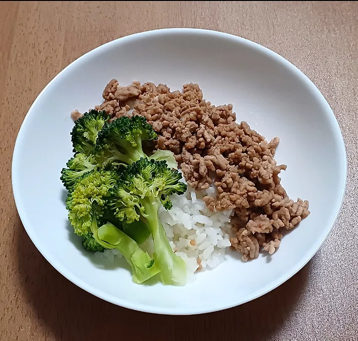 Snapdishの料理写真:そぼろとブロッコリーの丼|ナナさん