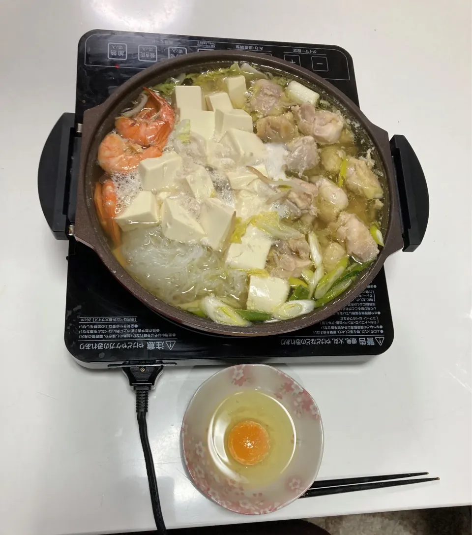 Snapdishの料理写真:晩御飯(^^)☆簡単寄せ鍋。エビ、鶏もも、白菜、ネギ、豆腐、もやし、糸蒟蒻。〆は、うどん。出汁は創味シャンタンと、白だし。|Saharaさん