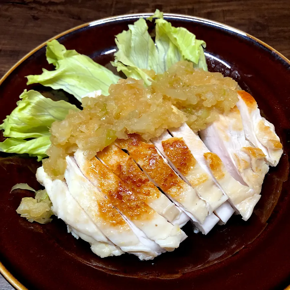 蒸し鶏胸肉ステーキ＊玉葱大蒜生姜醤油|henryさん