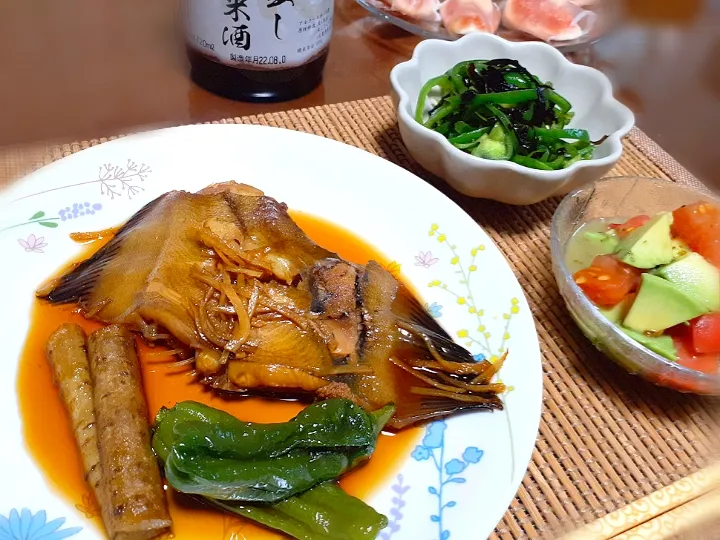 Snapdishの料理写真:鰈煮付け🐟
ピーマンの塩こぶ和え
アボカドトマト🍅|びせんさん