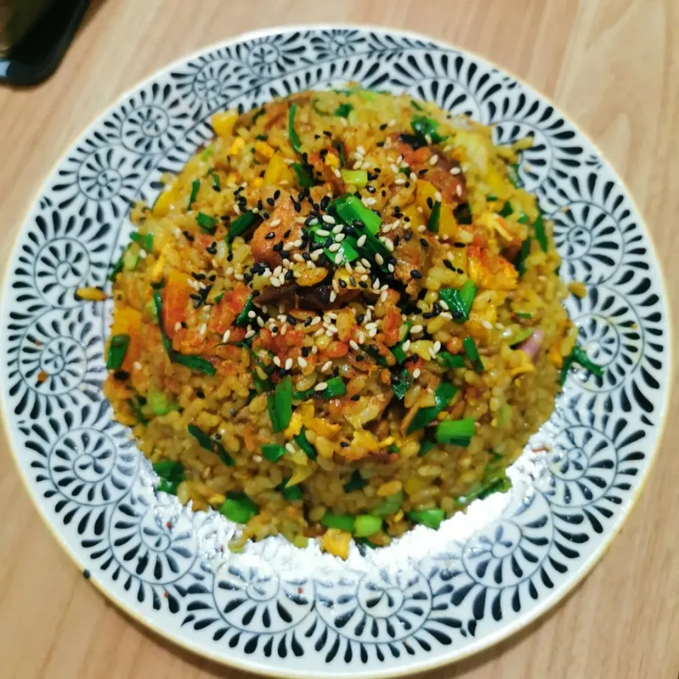 Snapdishの料理写真:Curry Salmon Fried Rice|Trace Vongさん