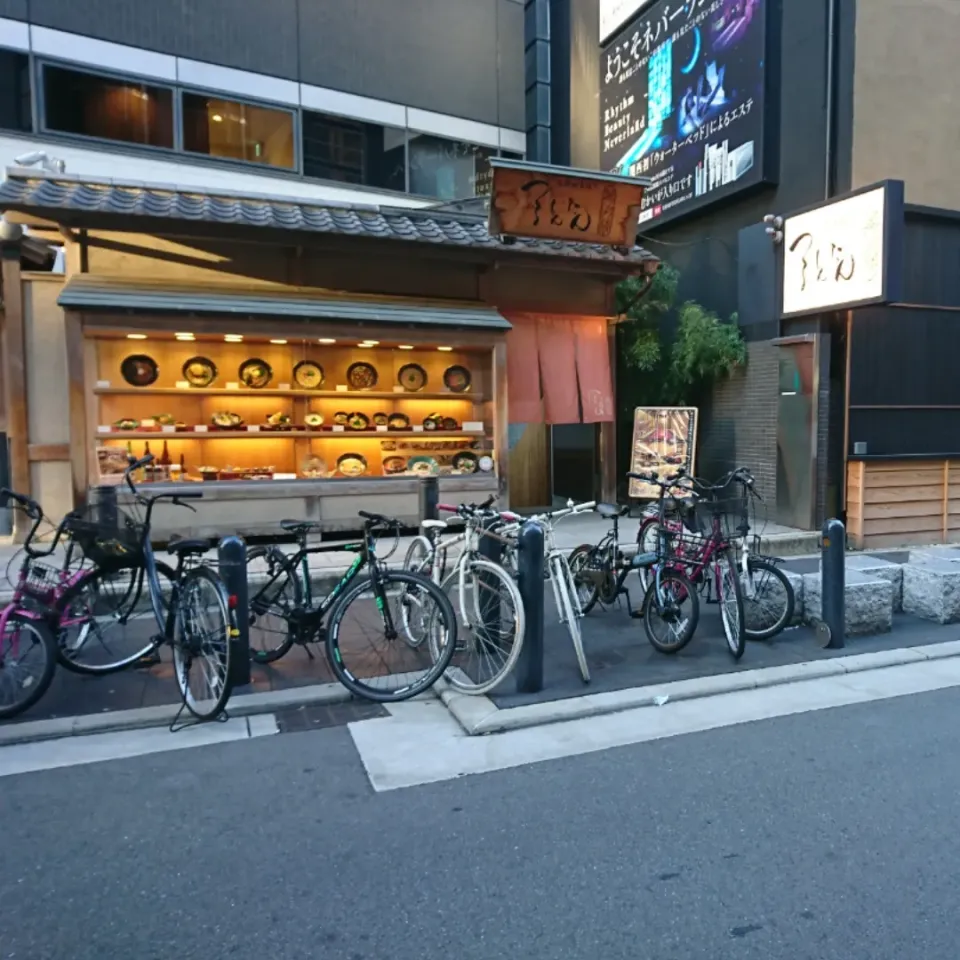 狸の宴シリーズ
本日の彷徨‼️ヽ(´Д｀;)ノﾊｱﾊｱ
梅田にて。
其の①( ・∀・)ﾉ

本日、梅田近隣にて所用があり、
其の後、以前に話が出た
[一鶴]の鶏を喰らおうと思い
北新地店を急襲‼️🤣🤣🤣

(　・ω・)う、微妙に時間早い。
開いてへんしー(当たり前w)

開店十分前迄、粘るが開く気配なく
一鶴、断念。
※どんだけウルトラ短気やねん
ヽ(´Д｀;)ノ

向かいの、つるとんたん(画像の店)
でも行くかな、と思ったがやはり
価格がwww
旨いけどな、ちょっと高杉～(；∀； )
うどん、、やで、うどん⁉️

で、行き付けに移動。
|タヌキさん